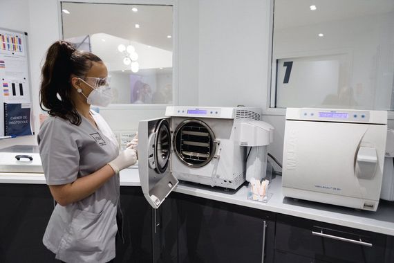 photo-salle-sterilisation-clinique-dentaire